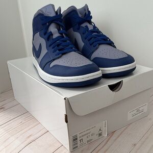 NEW Air Jordan 1 WMNs Mid SE Iron Purple Deep Royal